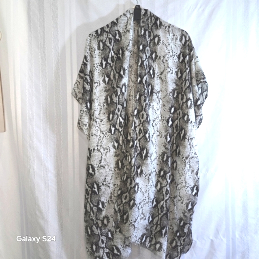 DO EVERYTHING IN LOVE WOMENS SNAKE PRINT COVER-UP SIZE ONE SIZE FITS ALL